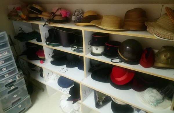 vue costumier chapeau